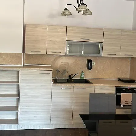 2-bed,2-bath, Free Private Parking Golden Sands